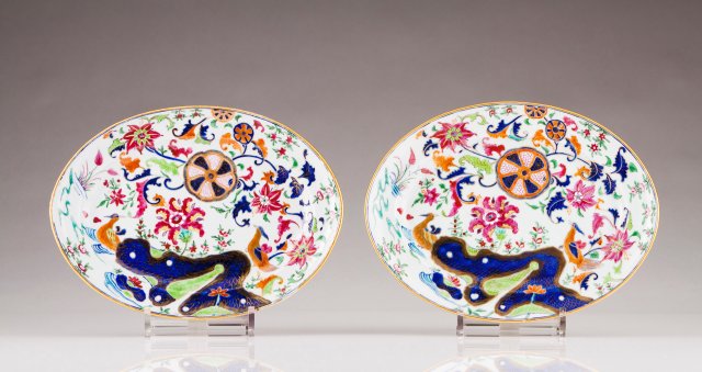 A pair of Chinese porcelain dishes