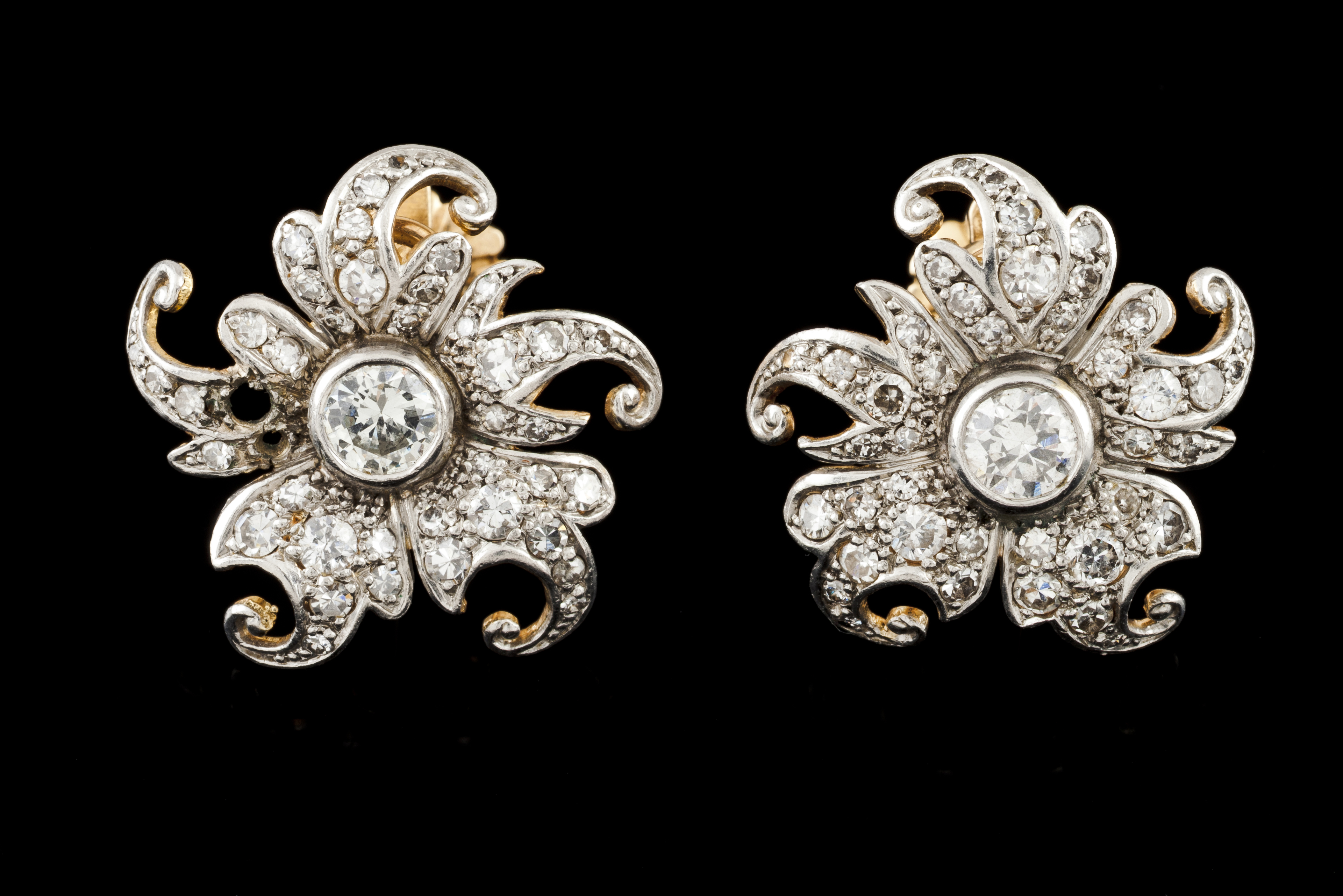 [Auction 103] Lot 353 - A pair of earrings - VERITAS Art Auctioneers