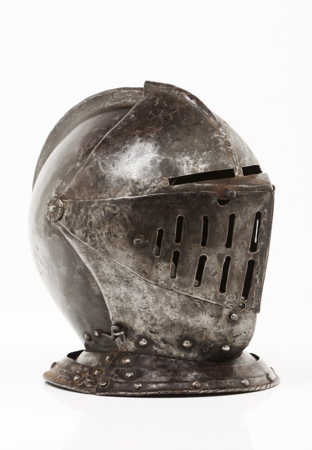 An closed helmet