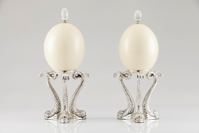 Dois ovos de avestruz com montagens em casquinha